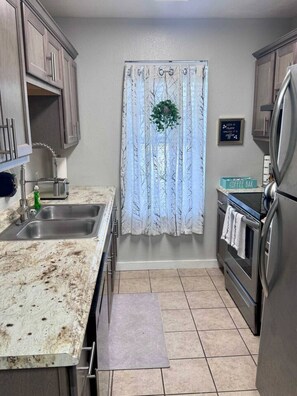 Jääkaappi, mikroaaltouuni, uuni, liesi