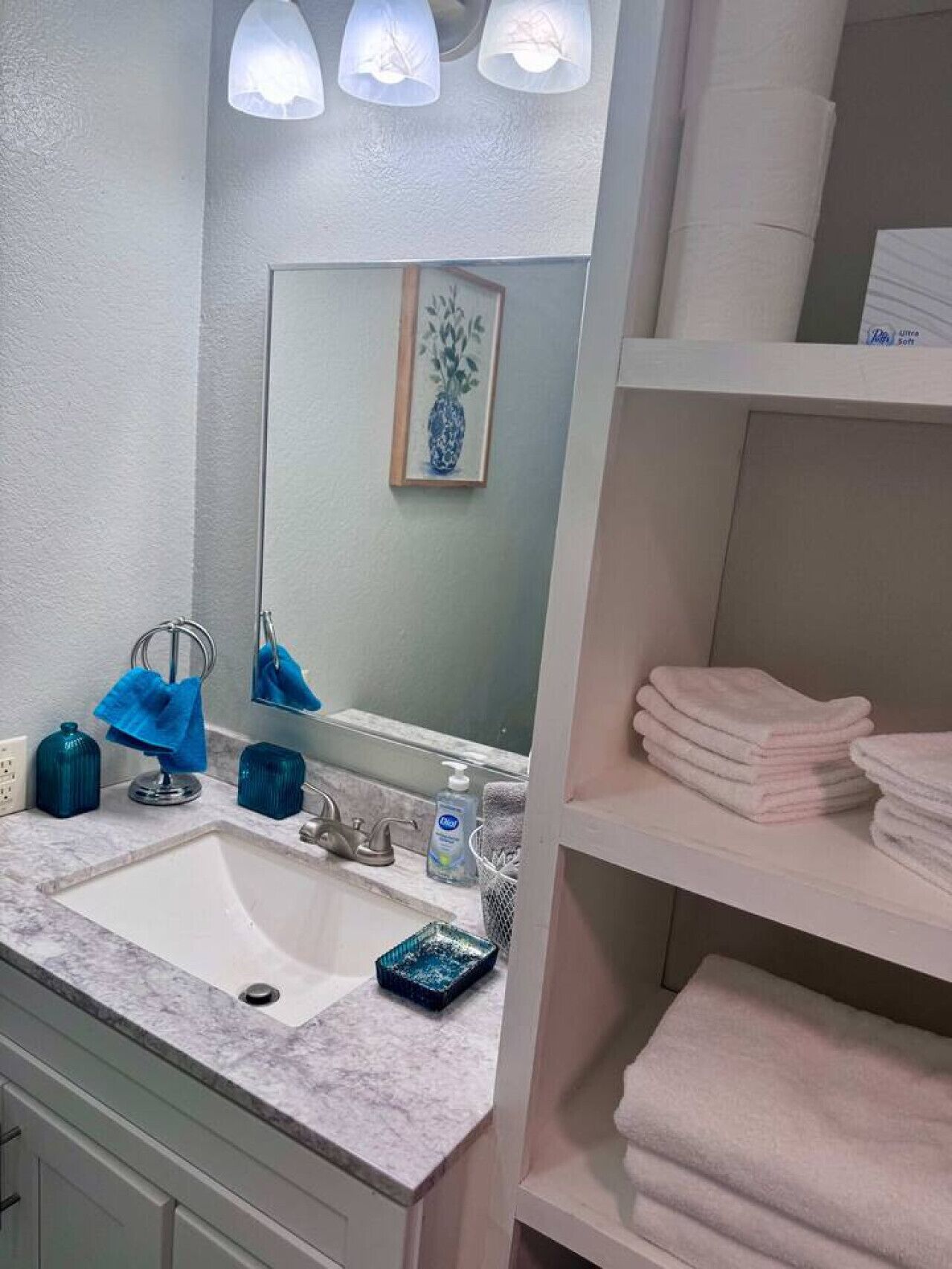 Douche, sèche-cheveux, serviettes fournies