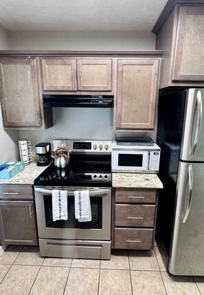 Frigorífico, microondas, horno y placa de cocina