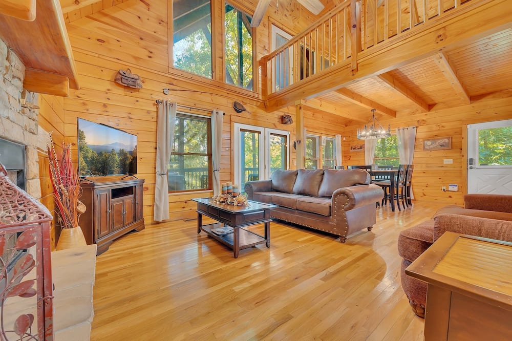 Chillin N Grillin 2 Bedroom Cabin