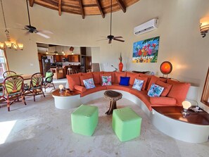 Apartamento, 3 habitaciones | Zona de estar | Una Smart TV