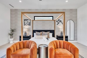 5 habitaciones, escritorio y tabla de planchar con plancha 