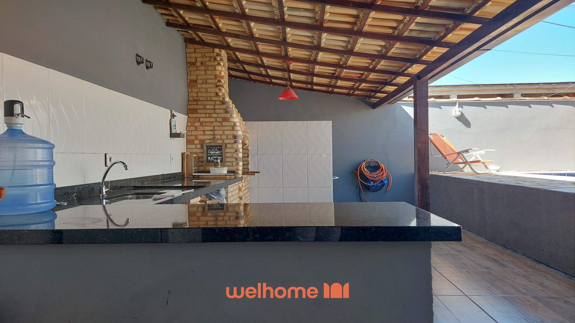 Microondas, horno, parrilla de estufa y utensilios de cocina 