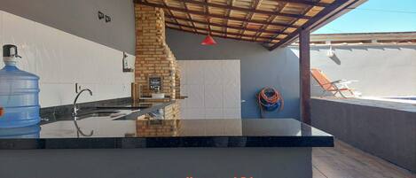 Microondas, horno, parrilla de estufa y utensilios de cocina