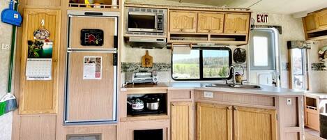 Frigorífico, microondas, cafetera o tetera y tostadora