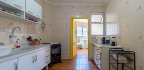 Refrigerador, horno, parrilla de estufa y utensilios de cocina 