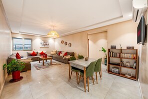 Smart TV - Cosy apartment in the heart of Marrakech. Ideal for families and friends (Marrakech)