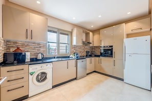 Fridge, microwave, oven, stovetop - Cosy apartment in the heart of Marrakech. Ideal for families and friends (Marrakech)