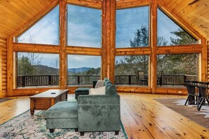 Télévision, cheminée, baby-foot