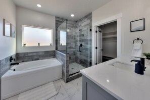 Shower, hair dryer, towels, soap - NEW 4-bedroom house in enchanting Moab, Trailer parking, WiFi. Enjoy your stay (Moab)