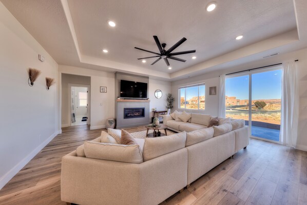 Smart TV, chimenea, estéreo