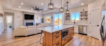 NEW 4-bedroom house in enchanting Moab, Trailer parking, WiFi. Enjoy your stay