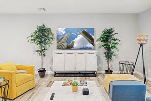 Fernseher, Kamin, Bücher, Arbeitsbereiche