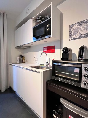 Een koelkast, een microgolfoven, een oven, een vaatwasser