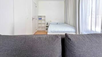 1 habitación, tabla de planchar con plancha, wifi y ropa de cama