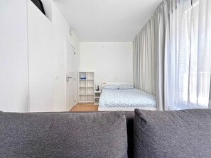 1 habitación, tabla de planchar con plancha, wifi y ropa de cama
