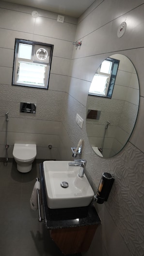 Shower, towels, soap, shampoo - ARK Hotels (Ranchi)