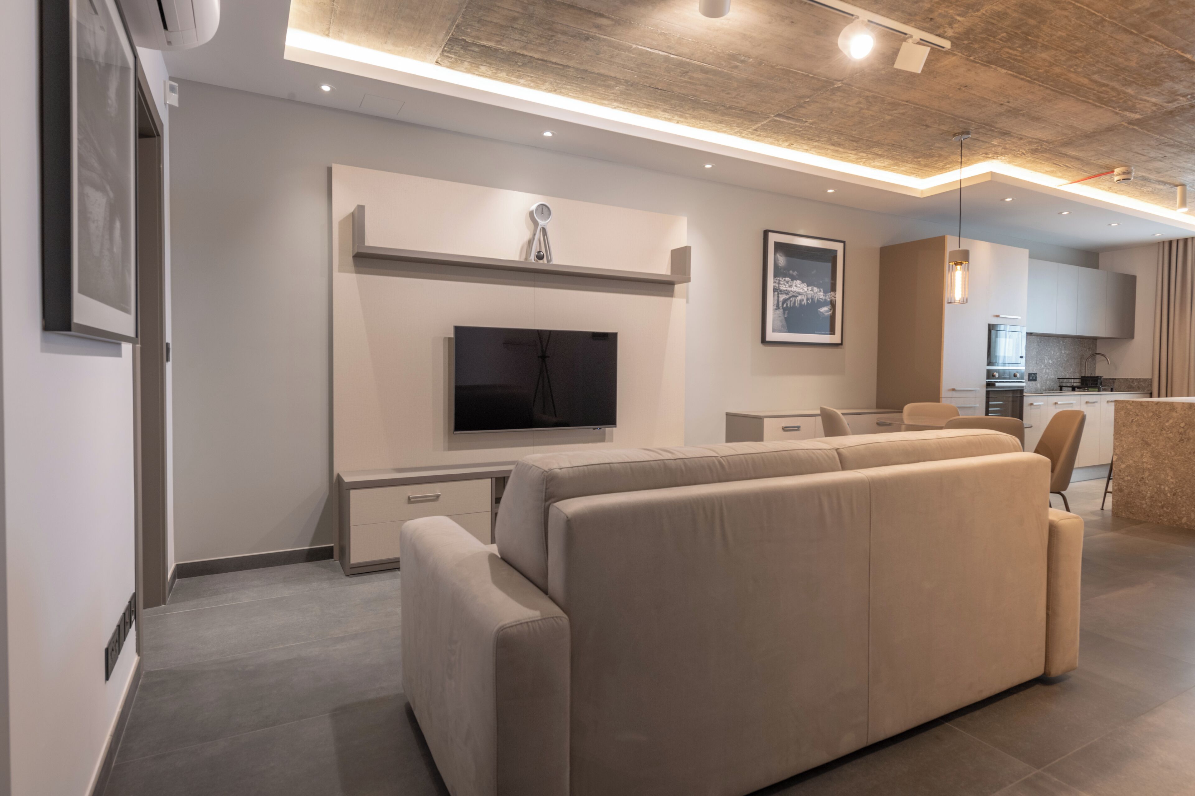 Standard Suite, Balcony | Living area