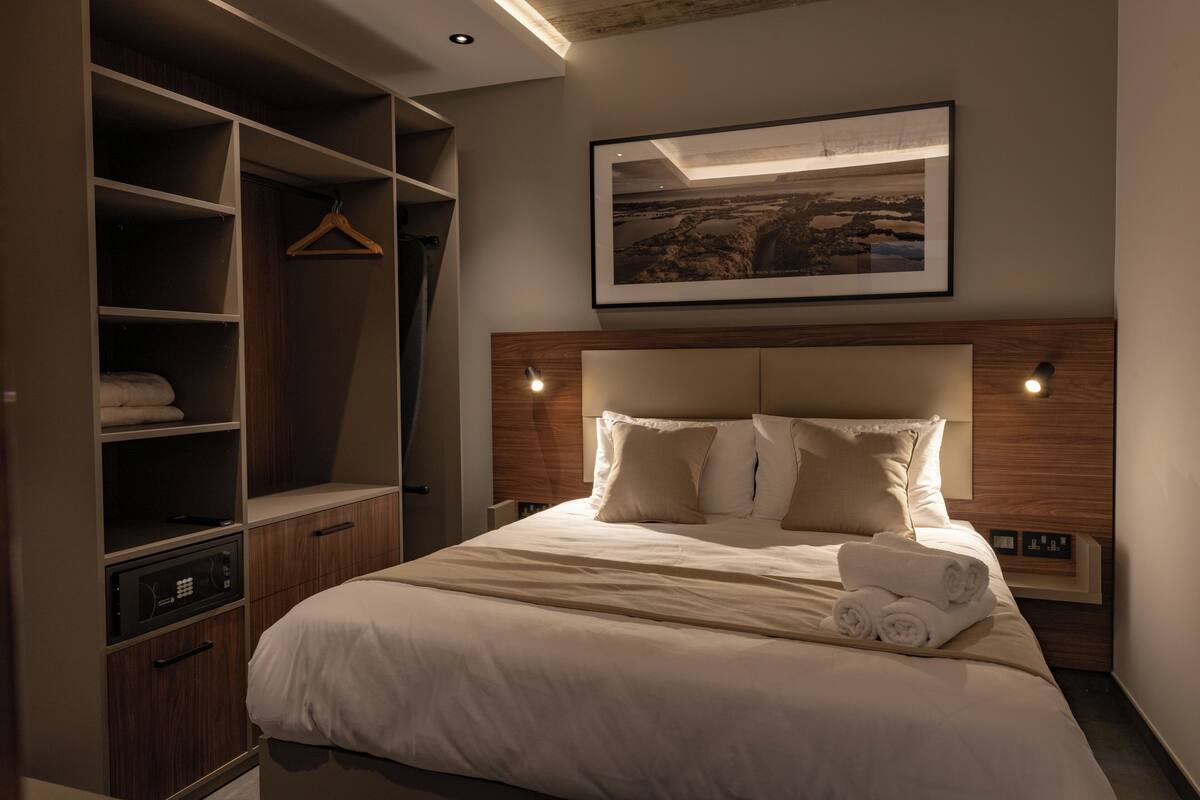 Deluxe Suite, Balcony | 1 bedroom, in-room safe, desk, laptop workspace