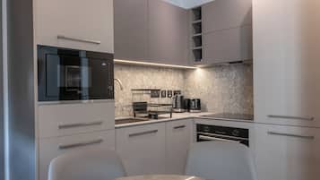 Suite clásica, 1 habitación, planta baja | Cocina básica privada | Frigorífico grande, microondas, horno y placa de cocina