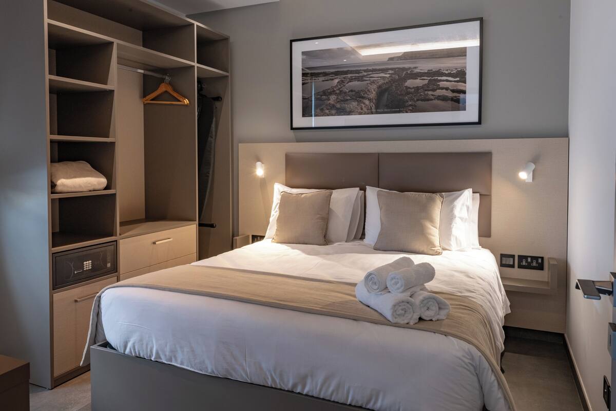 Signature Suite, Balcony | 1 bedroom, in-room safe, desk, laptop workspace