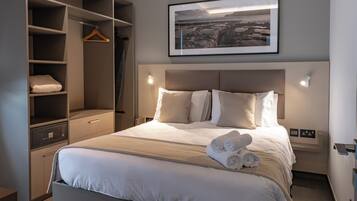 Suite Prestigio, balcón | Caja de seguridad en la habitación y escritorio