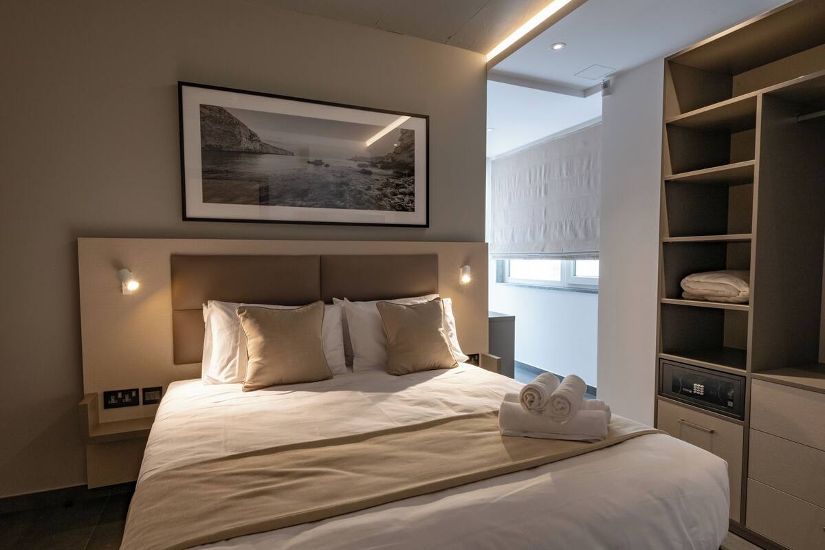 Traditional Suite, Balcony | 1 bedroom, in-room safe, desk, laptop workspace