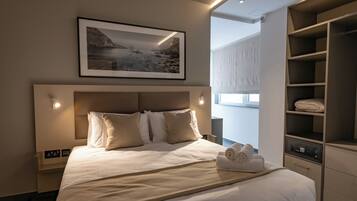 Suite tradicional, balcón | 1 dormitorio, caja fuerte, escritorio
