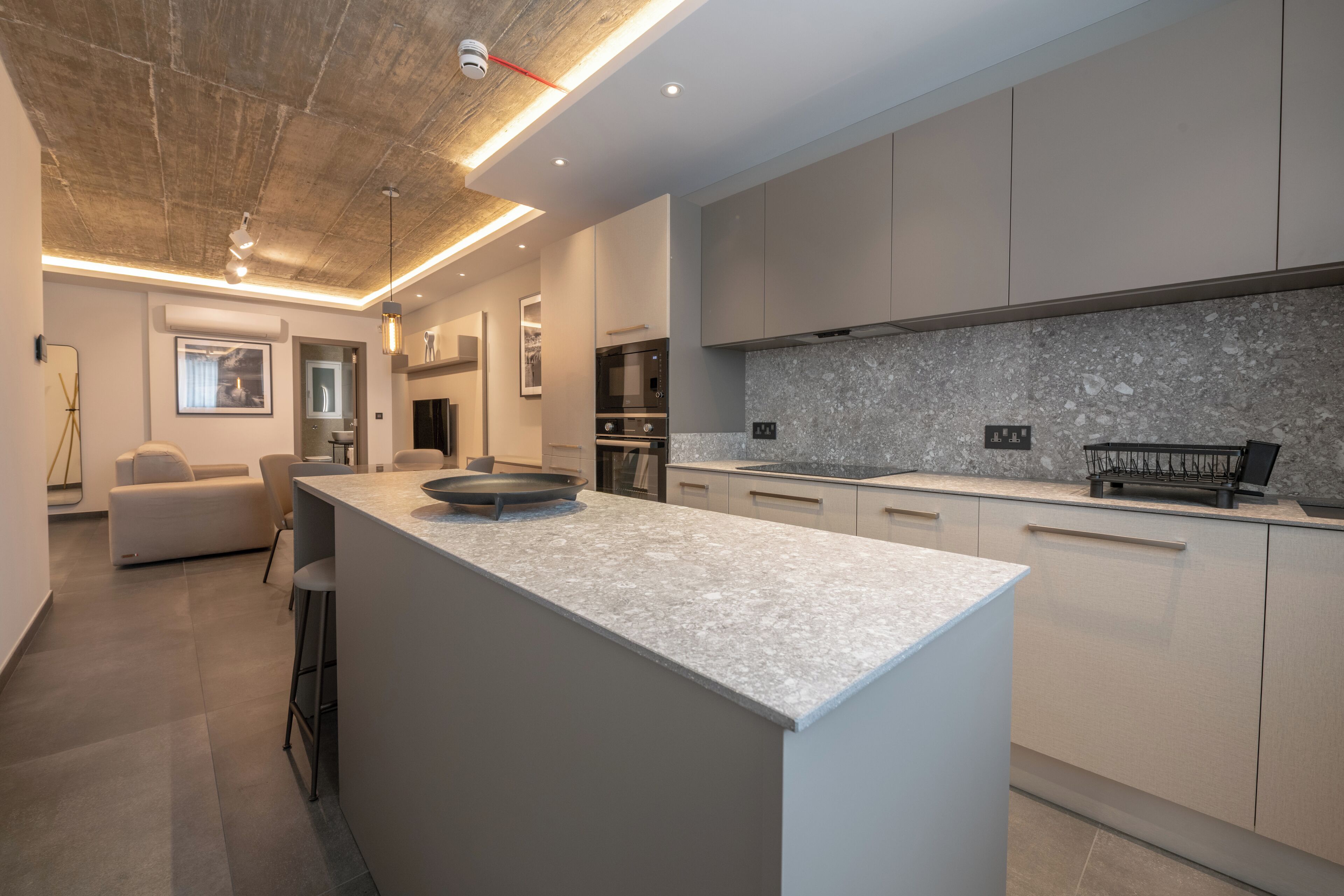 Suite estándar, balcón | Cocineta privada | Refrigerador con congelador, microondas, horno y parrilla de estufa 