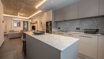 Suite estándar, balcón | Cocineta privada | Refrigerador con congelador, microondas, horno y parrilla de estufa