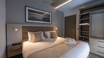 Junior suite, balkon | Een kluis op de kamer, een bureau, een laptopwerkplek