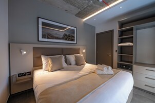 1 habitación, caja de seguridad en la habitación y escritorio