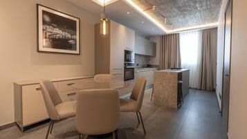 Suite estándar, balcón | Cocineta privada | Refrigerador con congelador, microondas, horno y parrilla de estufa