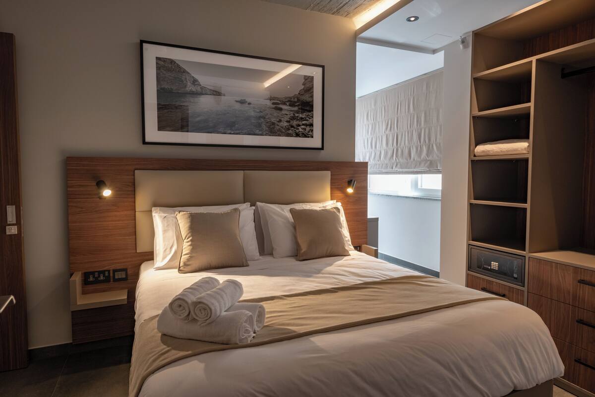 Gallery Suite, Balcony | 1 bedroom, in-room safe, desk, laptop workspace