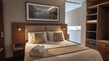 Gallery Suite, Balcony | In-room safe, desk, laptop workspace, blackout drapes