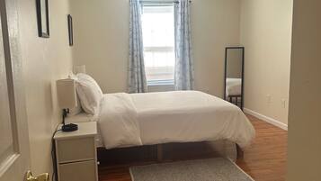 3 bedrooms, desk, iron/ironing board, bed sheets