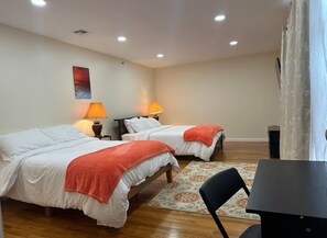 3 quartos, escrivaninha, ferros/tábuas de passar roupa, roupa de cama