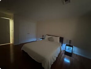 3 chambres, bureau, fer et planche à repasser, accès à Internet
