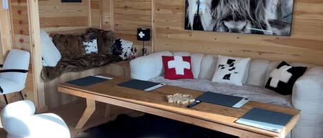 Smart TV, chimenea, libros y estéreo