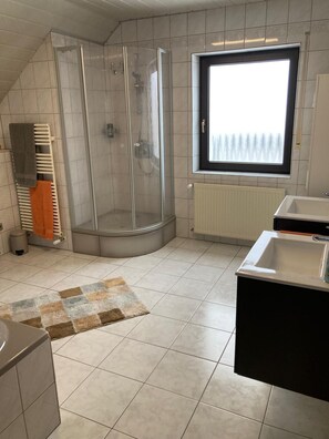 Shower, hair dryer, towels, soap - zwEIFELlos - the vacation apartment (Monschau)