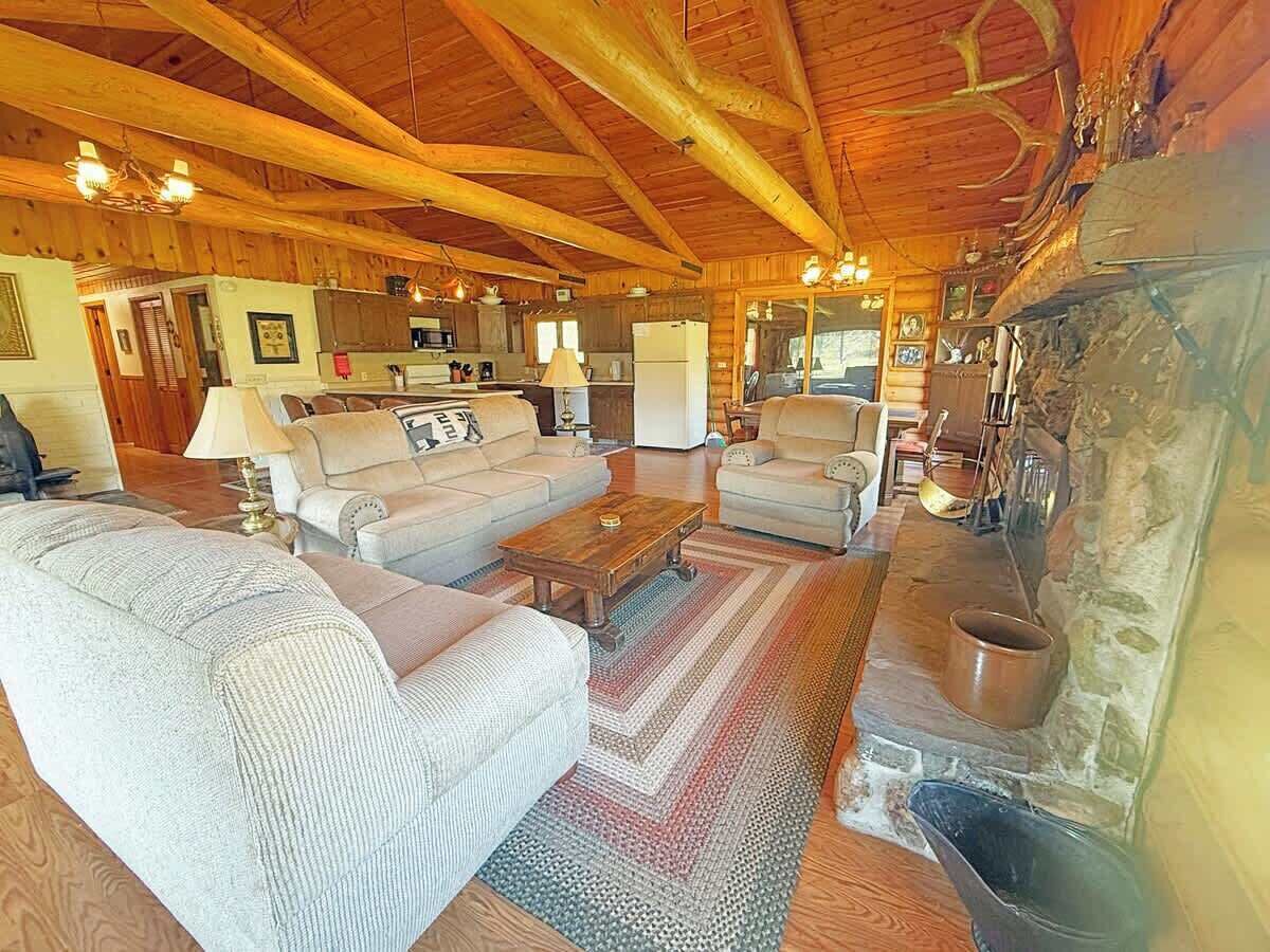 Télévision, lecteur de DVD, espaces bureaux