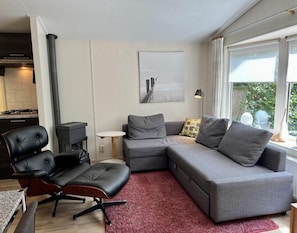 House | Dining - Small Family Chalet Close to Beach (Sint Maartensvlotbrug)