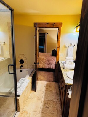 Dusche, Whirlpool, Haartrockner, Handtücher