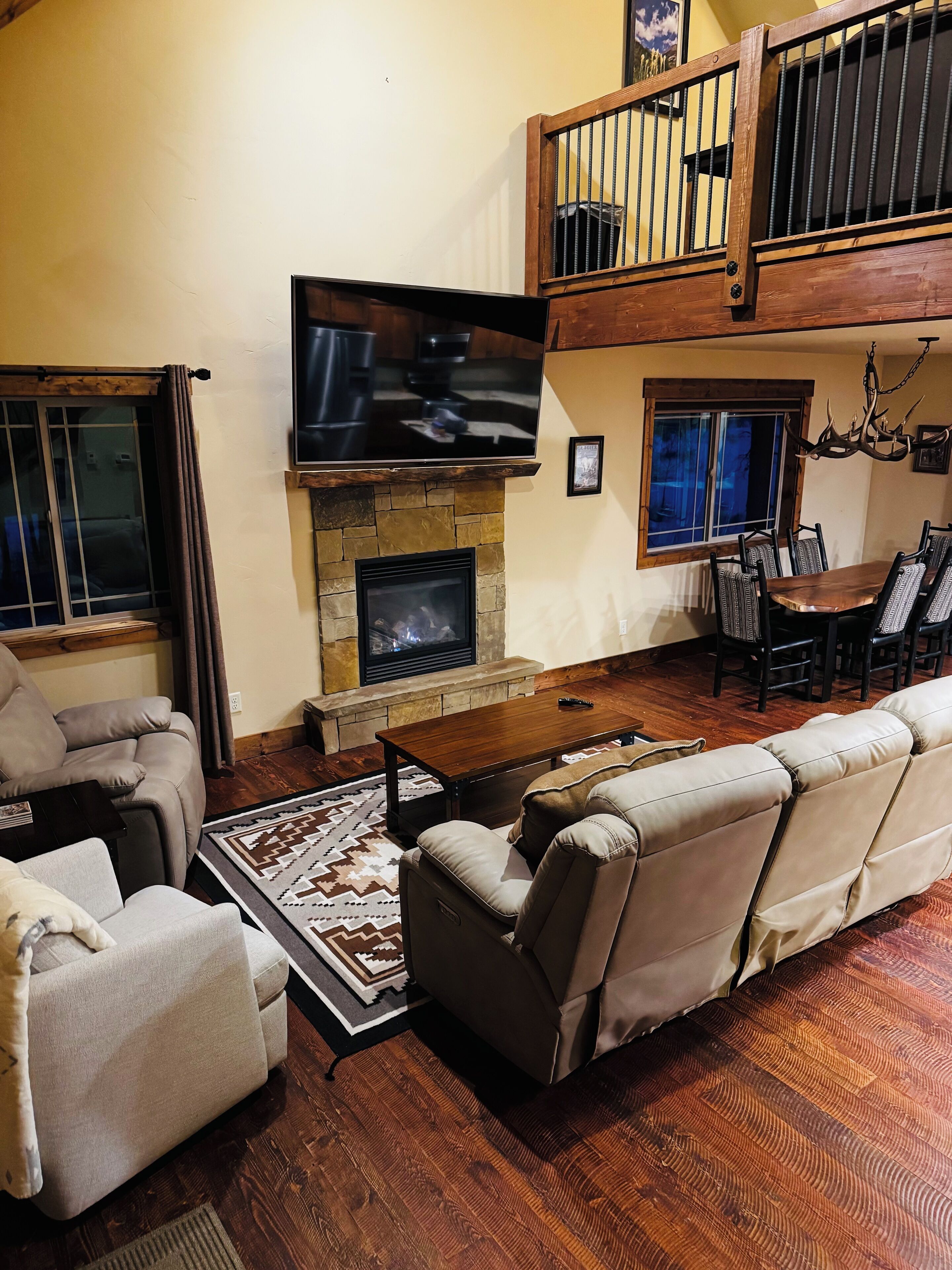 Smart TV, fireplace