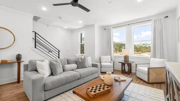 Townhouse, resort-utsikt | Oppholdsområde | En 55-tommers smart-TV med digitale kanaler samt Netflix og Hulu