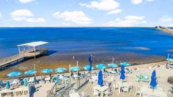 Nær stranden og hvit sand