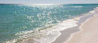 Sailors Cove: GORGEOUS Townhome w/ Pool, Guest FAV! Steps from the Beach!