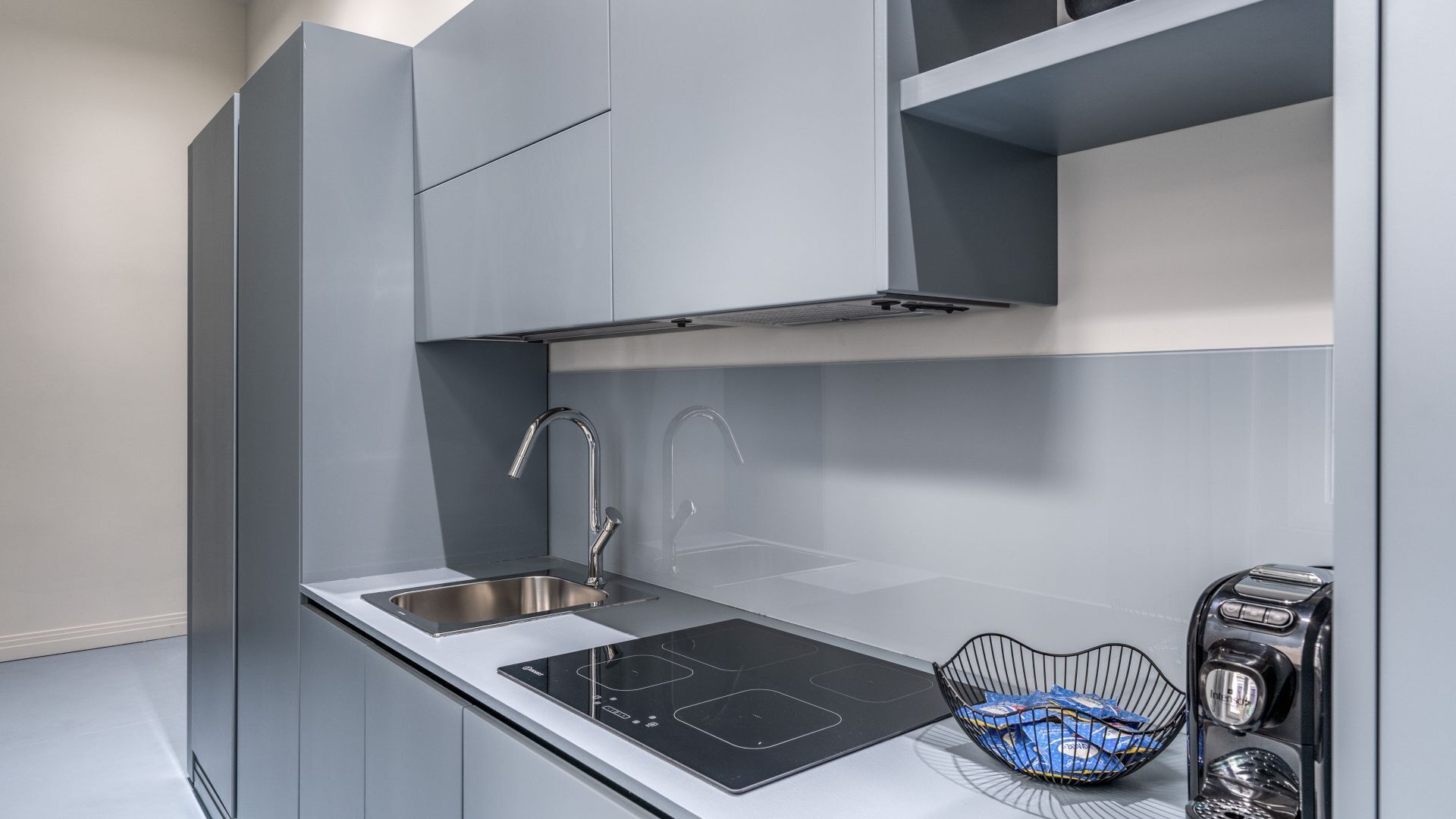 Fridge, oven, dishwasher, coffee/tea maker