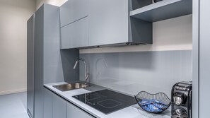 Fridge, oven, dishwasher, coffee/tea maker