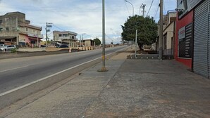A street view with a sidewalk, buildings, and a road. - Apartment 4 Great Location in Alumínio (Alumínio)